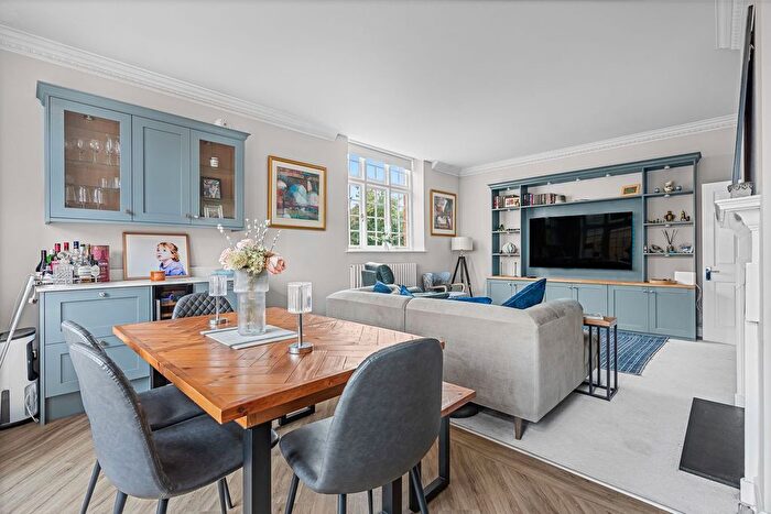 2 Bedroom Flat For Sale In Vicarage Road, Staines-Upon-Thames, TW18