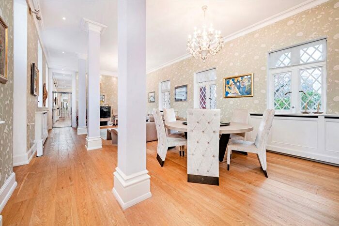 2 Bedroom Flat To Rent In Stone Hall Gardens, London, W8