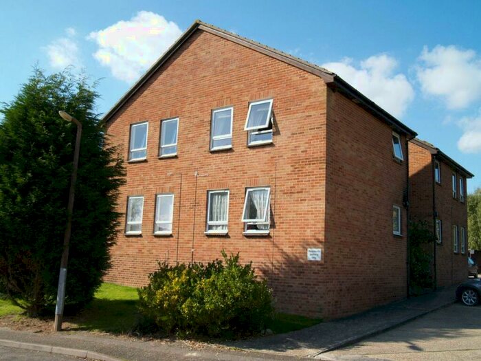Flat To Rent In Hillingdale, Tollgate Hill, RH11