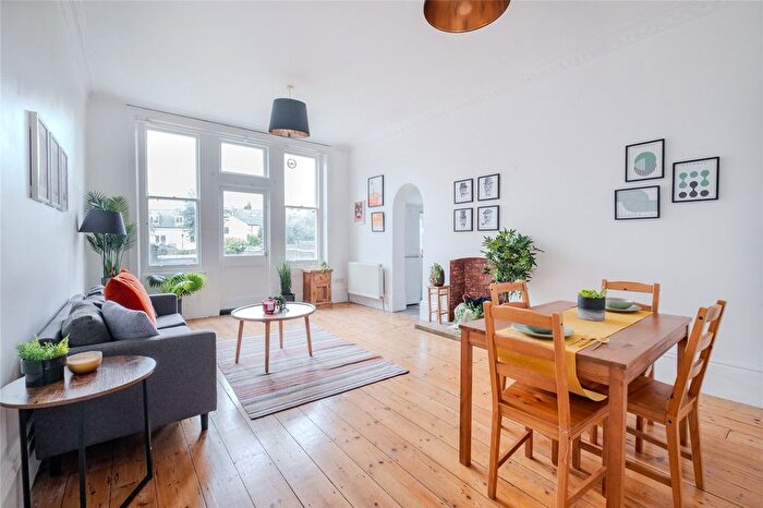2 Bedroom Flat For Sale In Pinfold Road, London, SW16