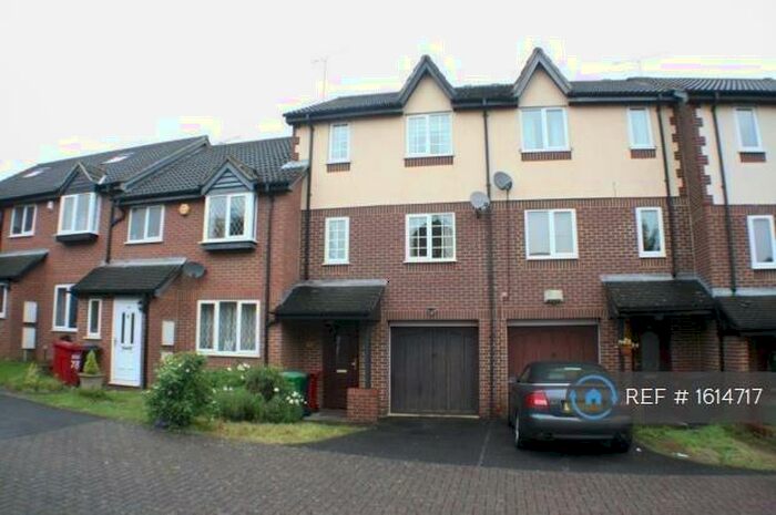 3 Bedroom Terraced House To Rent In Littlebrook Avenue, Burnham, SL2
