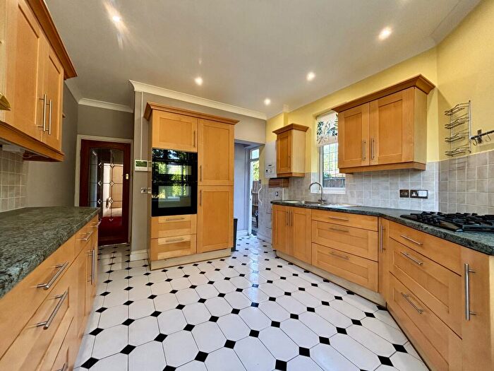 3 Bedroom Flat To Rent In Foxgrove Road, BR3