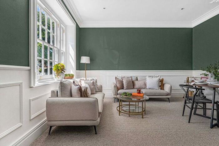 2 Bedroom Flat For Sale In William Curtis House, Lenten Street, Alton, Hampshire, GU34