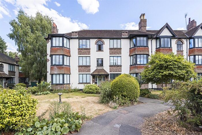 2 Bedroom Flat To Rent In Forest Court, Wanstead, E11