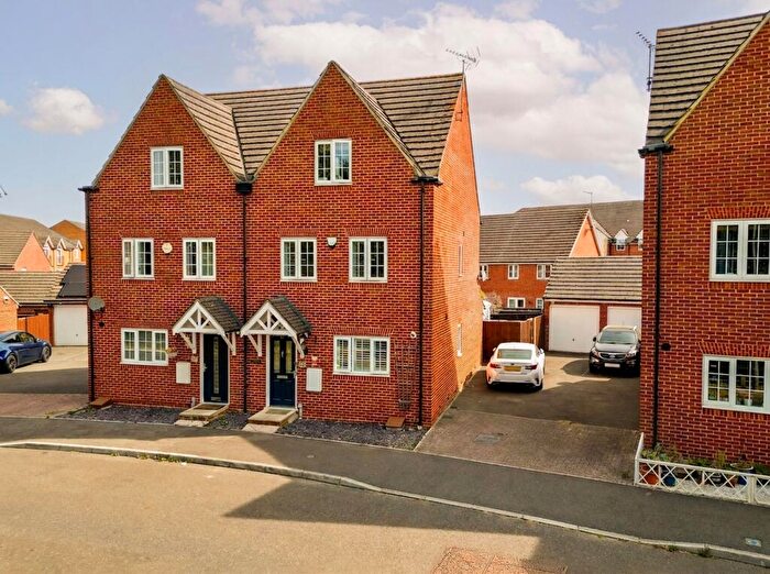 3 Bedroom Semi-Detached House For Sale In Foskett Way, Aylesbury, HP21