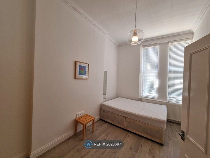 2 Bedroom Flat To Rent In Cambridge Gardens, London, W10