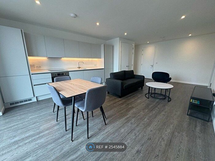 2 Bedroom Flat To Rent In Marlstone Avenue, Salford, Great Manchester, M3