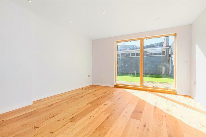 3 Bedroom Apartment To Rent In Stepney Way, London, E1