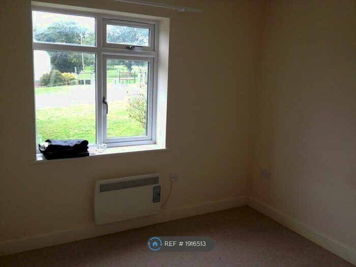 2 Bedroom Flat To Rent In Marpool Court, Exmouth, EX8