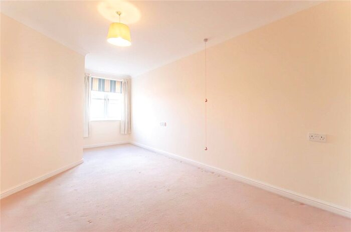 1 Bedroom Flat For Sale In Paynes Park, Hitchin, Hertfordshire, SG5