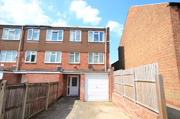 4 Bedroom End Of Terrace House To Rent In Spring Terrace, Reading, Berkshire, RG2