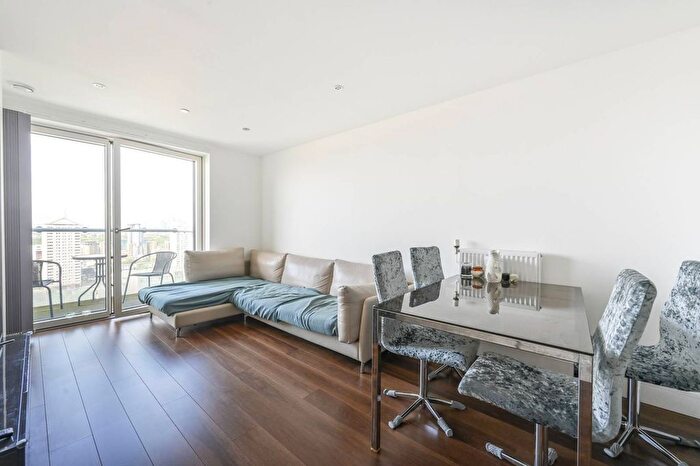 3 Bedroom Flat To Rent In Lincoln Plaza, Tower Hamlets, London, E14