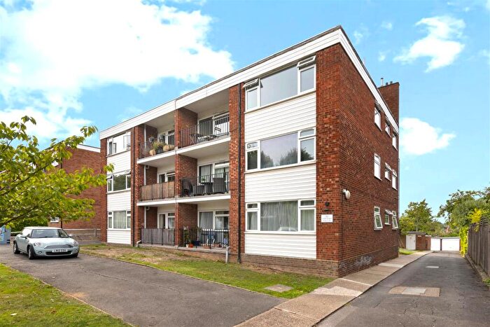2 Bedroom Flat For Sale In Castle Avenue, Highams Park, E4