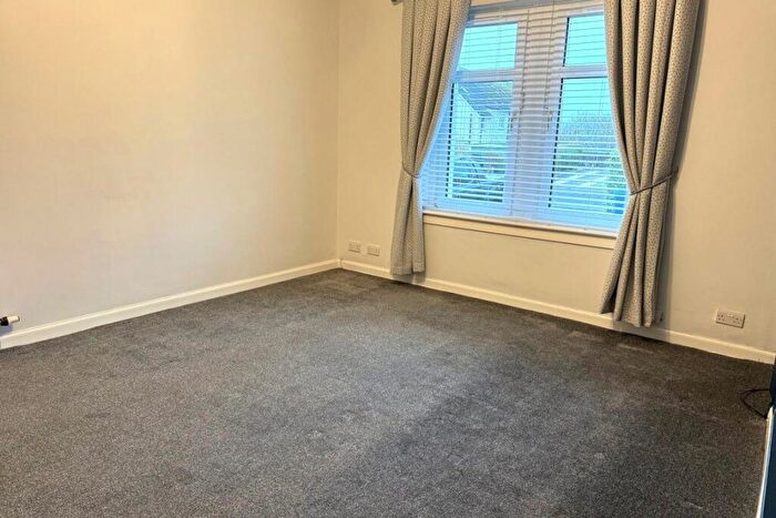 1 Bedroom Flat To Rent In Bed With Driveway & Garden Netherplace Rd, G77