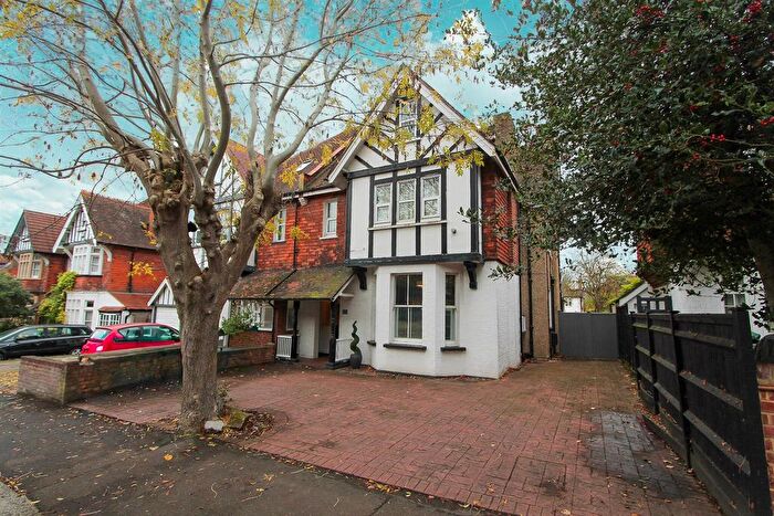 2 Bedroom Flat For Sale In Park Hill, Carshalton Beeches, SM5