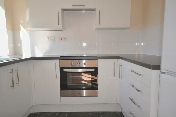 1 Bedroom Flat To Rent In Kinnaird Close, Bath Road, SL1