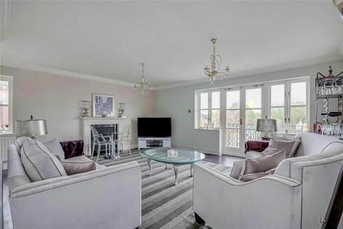 3 Bedroom Flat To Rent In Thames Crescent, London, W4