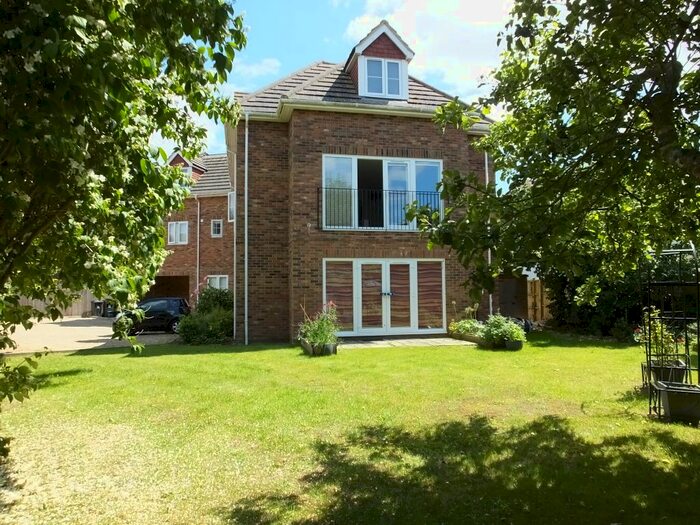 2 Bedroom Flat To Rent In Westfield Road, Woking, GU22