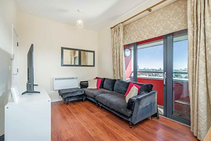 3 Bedroom Flat For Sale In Drayton Park, London, N5
