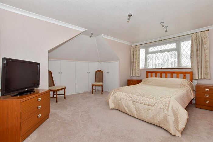 3 Bedroom Chalet For Sale In Vauxhall Crescent, Snodland, Kent, ME6