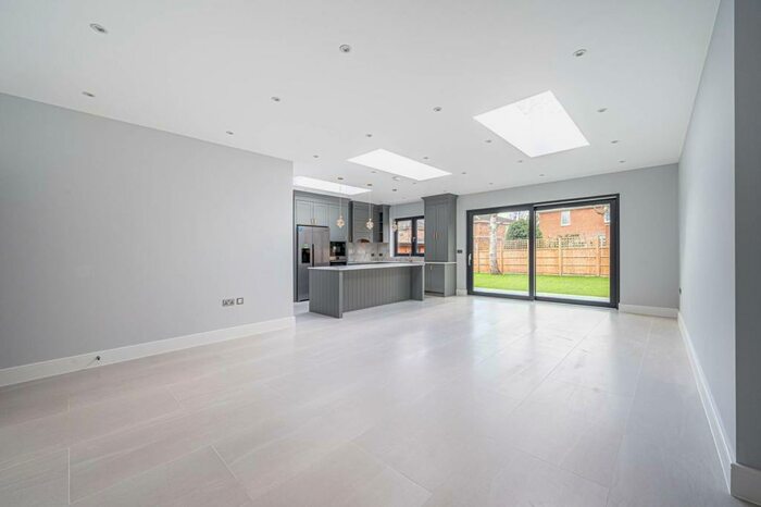 5 Bedroom Semi-Detached House To Rent In Ashdale Grove, Stanmore, HA7