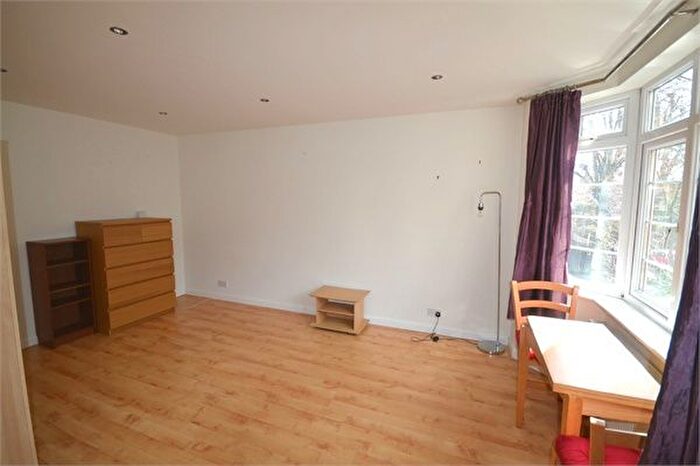 Studio To Rent In Hastings Road, Ealing, London, W13