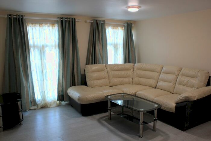 2 Bedroom Flat To Rent In Londonstreet, Reading, RG1