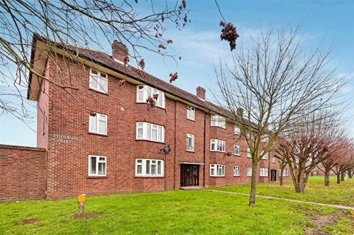 2 Bedroom Flat For Sale In Grand Drive, Raynes Park, SW20