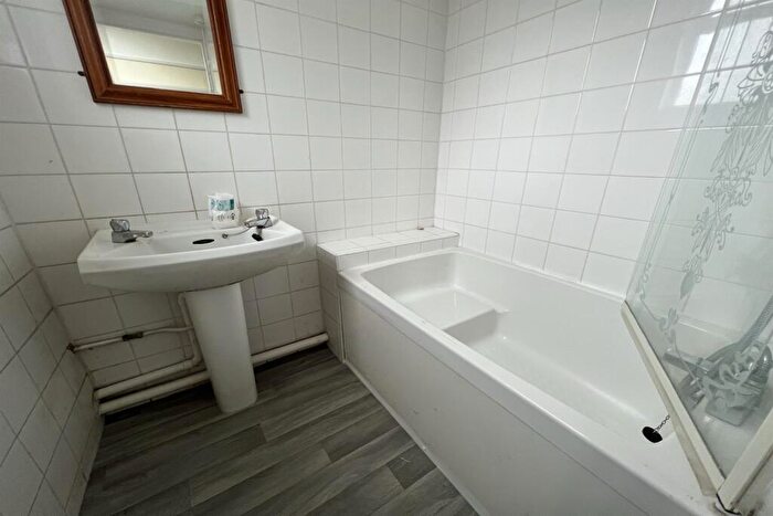 2 Bedroom Flat To Rent In Bedroom Ground Floor Flat In Southend On Sea, SS2