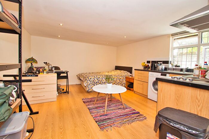 Studio To Rent In Norbreck Gardens, NW10