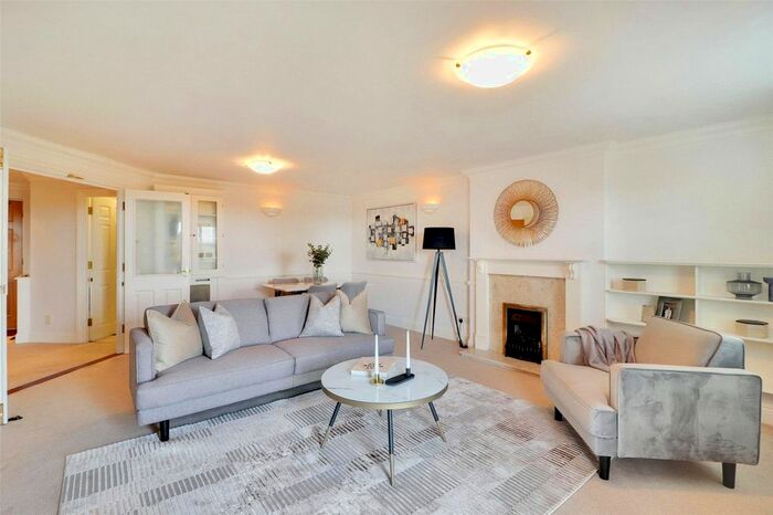 2 Bedroom Flat To Rent In Trinity Close, Tunbridge Wells, Kent, TN2