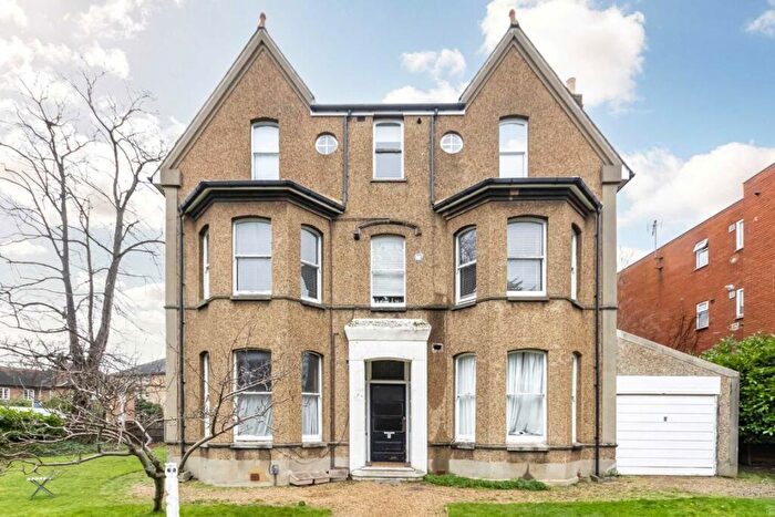 1 Bedroom Flat To Rent In Parklands, Surbiton, KT5