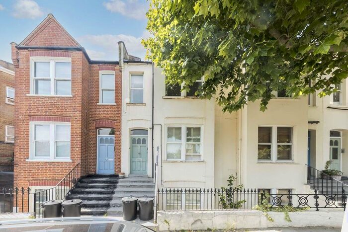 3 Bedroom Flat To Rent In Ellingham Road, London, W12