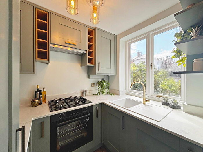 1 Bedroom Flat For Sale In St. Martins Mews, Dorking, RH4