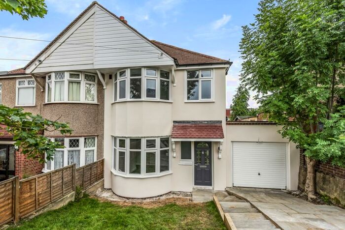 3 Bedroom Semi-Detached House To Rent In Hook Lane Welling, DA16