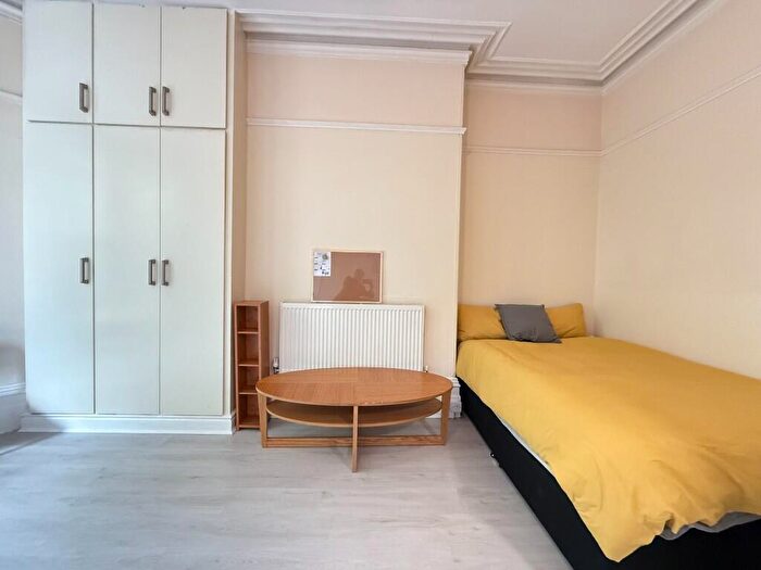1 Bedroom Flat To Rent In Trinity Street, Huddersfield, West Yorkshire, HD1