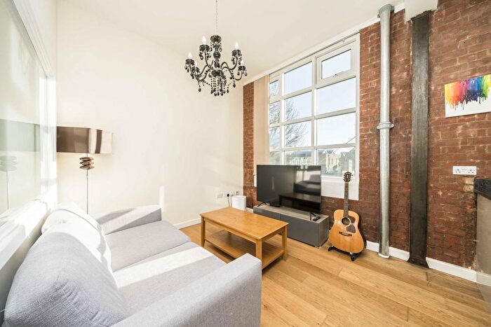 1 Bedroom Flat For Sale In Chertsey Road, St Margarets, TW1