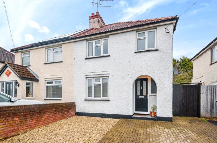 3 Bedroom Semi Detached House For Sale In Weybourne Road, Aldershot, Hampshire, GU11