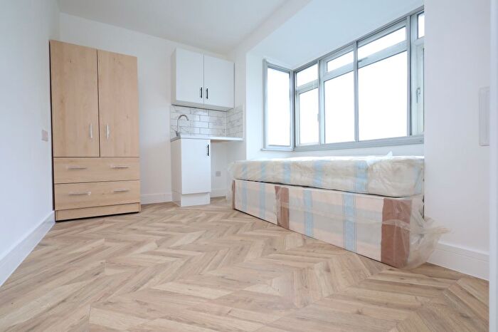 Studio To Rent In Charlton Road, Shepperton, TW17