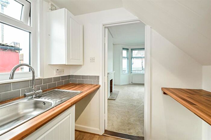 1 Bedroom Flat For Sale In Charles Street, Petersfield, GU32