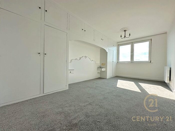 3 Bedroom Flat To Rent In Eaton Drive, Kingston Upon Thames, KT2
