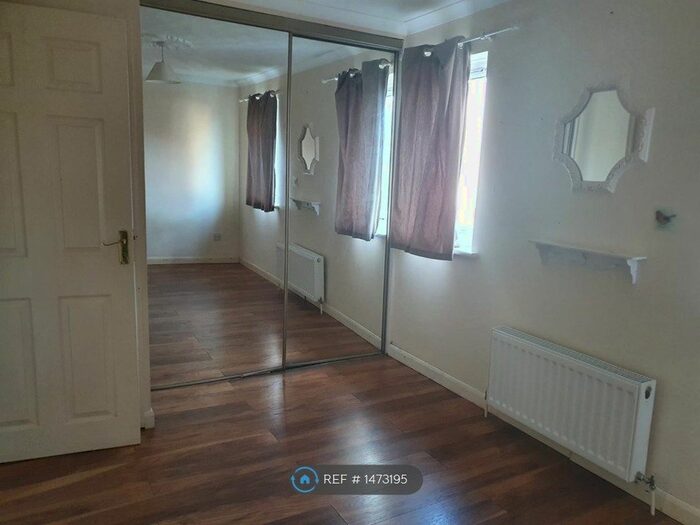 3 Bedroom Semi-Detached House To Rent In Grasmere Close, Feltham, TW14