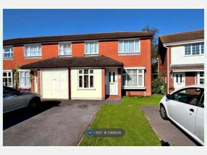 4 Bedroom Semi-Detached House To Rent In Viner Close, Walton-On-Thames, KT12