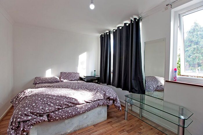 2 Bedroom End Of Terrace House To Rent In Inglewood Close, Hainault, IG6