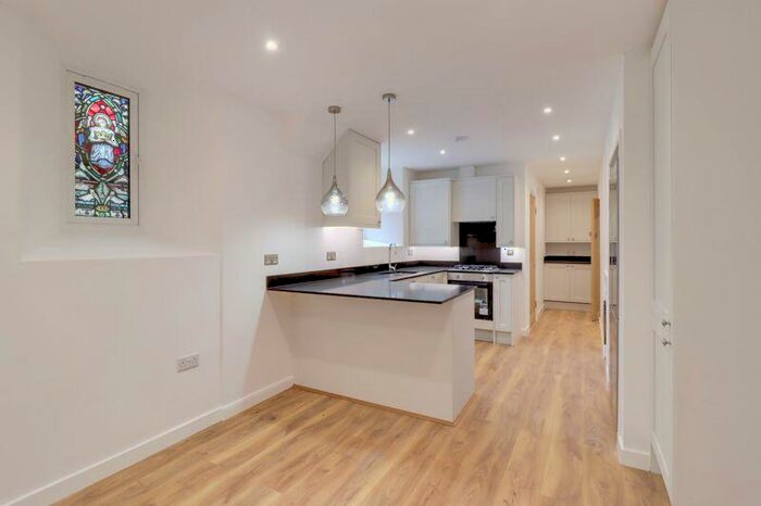 1 Bedroom Flat For Sale In Longcross Road, Chertsey, KT16