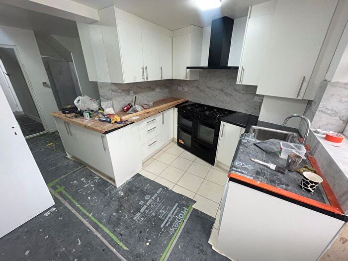 7 Bedroom Semi-Detached House To Rent In Hunters Grove, Hayes, UB3