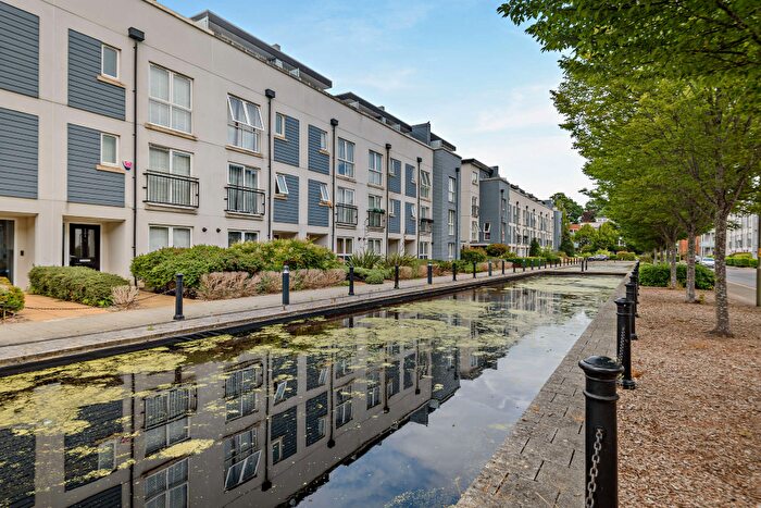 2 Bedroom Flat For Sale In Canalside, Redhill, RH1