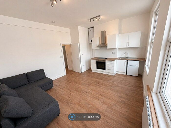 3 Bedroom Flat To Rent In High Road Leytonstone, London, E11