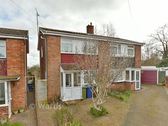 3 Bedroom Semi Detached House For Sale In Warren Close, Sittingbourne, Kent, ME10