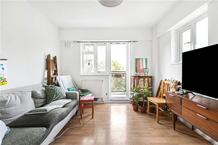 2 Bedroom Flat To Rent In Deepdene Gardens, London, SW2